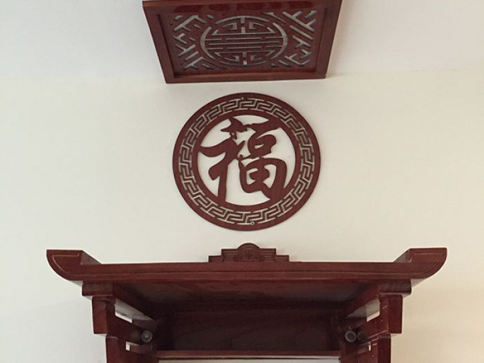 Bàn thờ treo tường gỗ sồi sơn màu đậm sâu 40cm x ngang 60cm