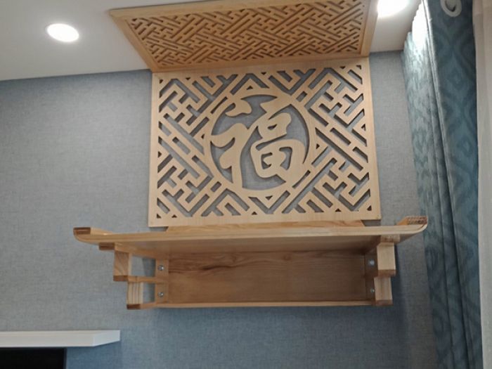 Bộ bàn thờ treo tường gỗ sồi có ốp lưng và chống khối chữ PHÚC mẫu 01